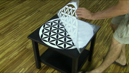 Learn how to stencil a small table using the Flower of Life Mandala Stencil from Cutting Edge Stencils. http://www.cuttingedgestencils.com/flower-of-life-mandala-stencil-yoga-design.html