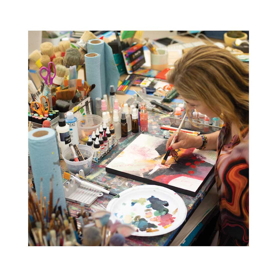 Janna Makaeva, abstract artist in her studio